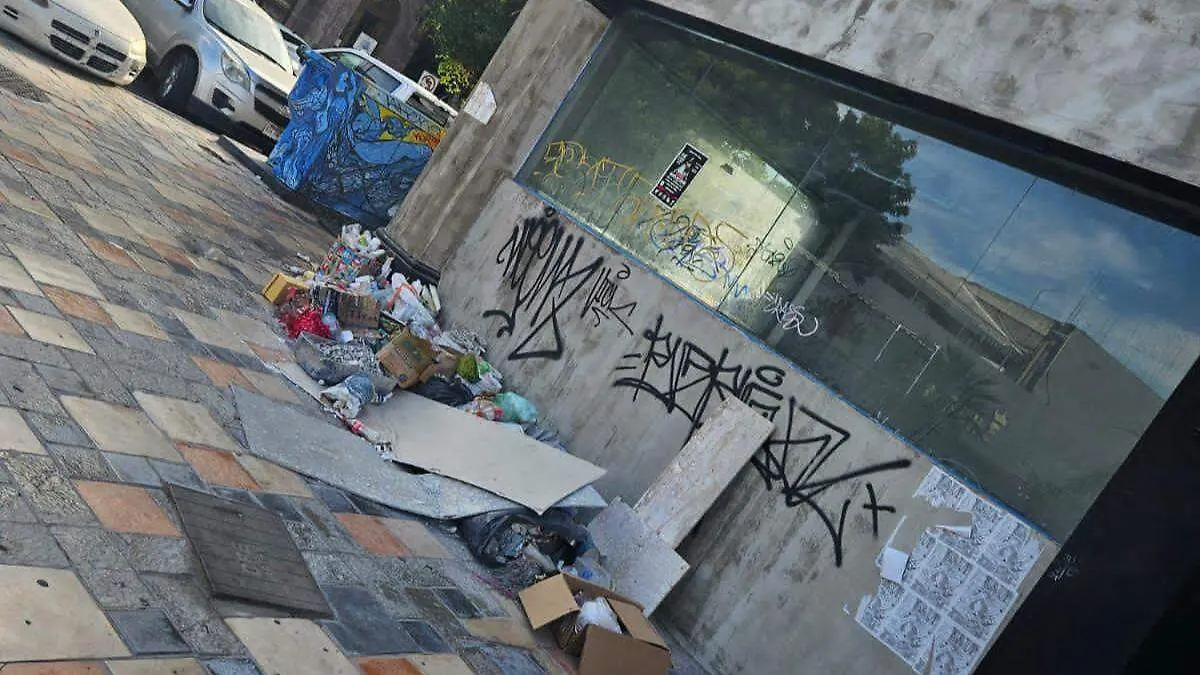 basura en el centro historico de la paz