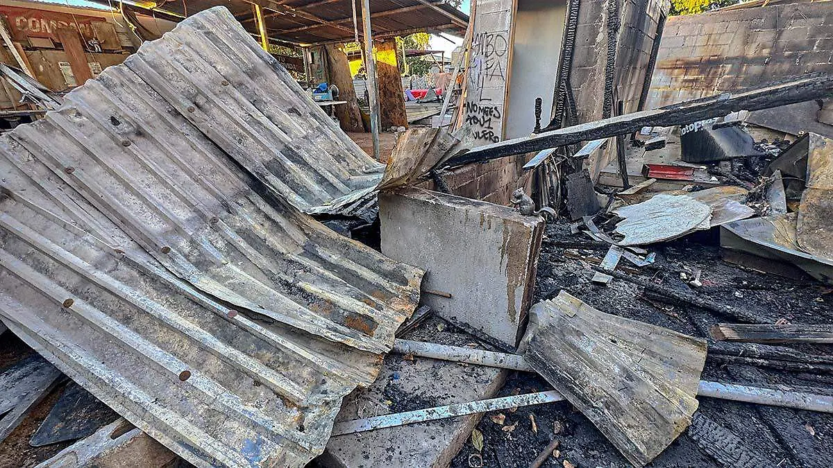 laminas, barrotes de madera y hasta un refigerador dañados por el incendio