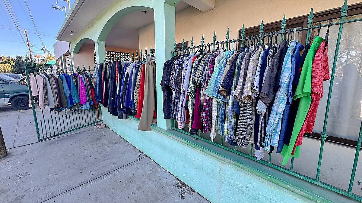 ropa colgada en el pórtico de una casa