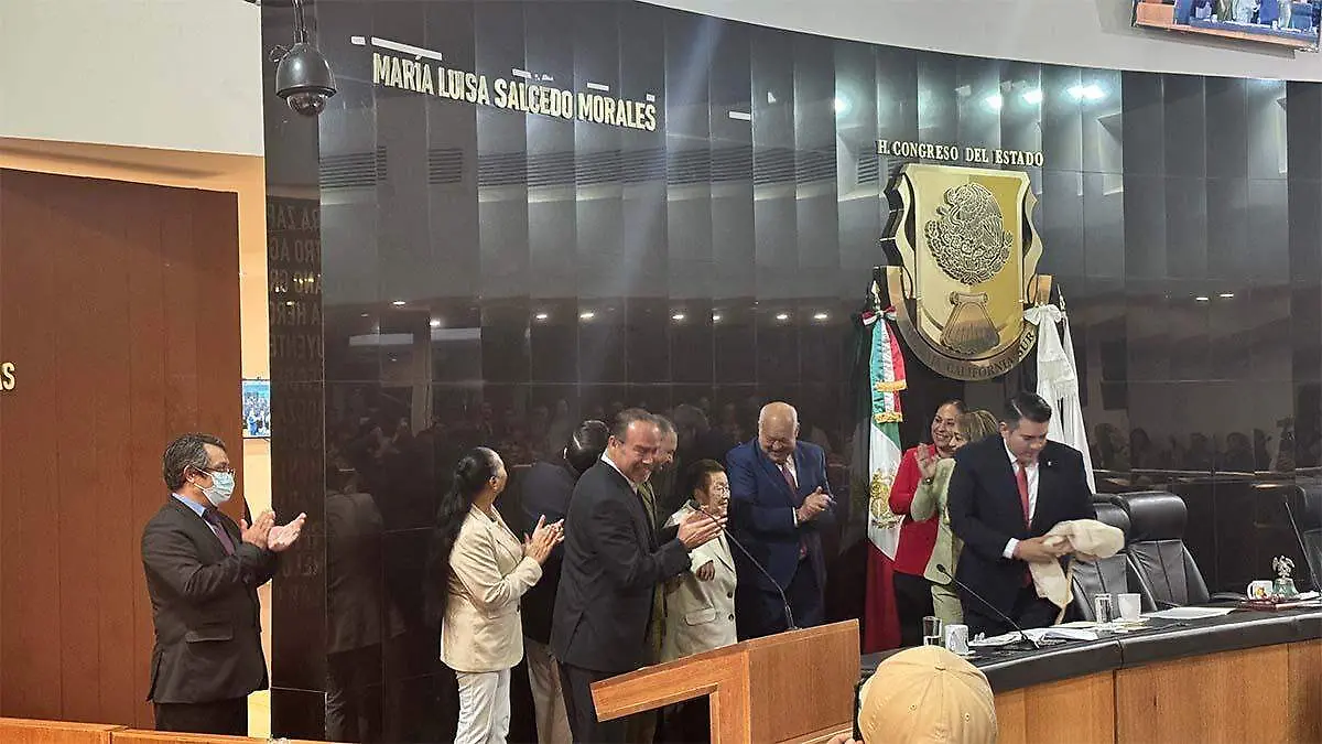 develación de letras doradas con el nombre de la diputada constituyente de BCS