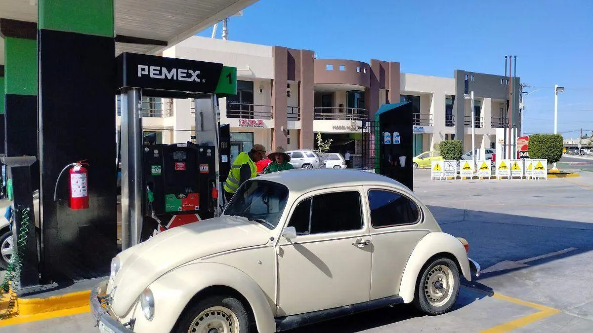 clientes de gasolinera airapi en la paz