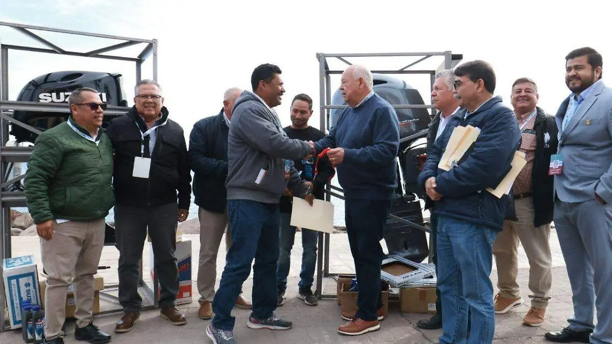 Pescadores de Loreto recibieron motores nuevos para sus embarcaciones