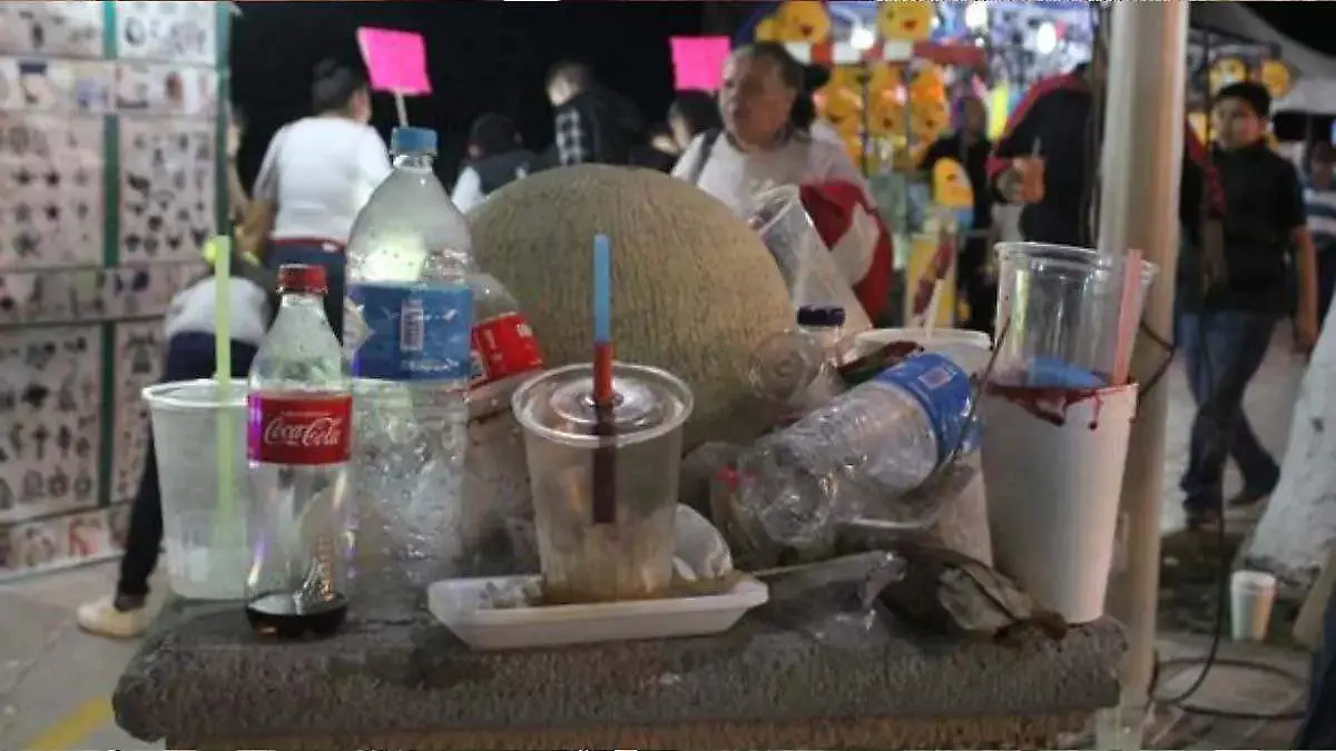 basura acumulada en pilar del malecón