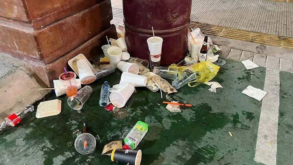 ciudadanos arrojan basura en el malecón