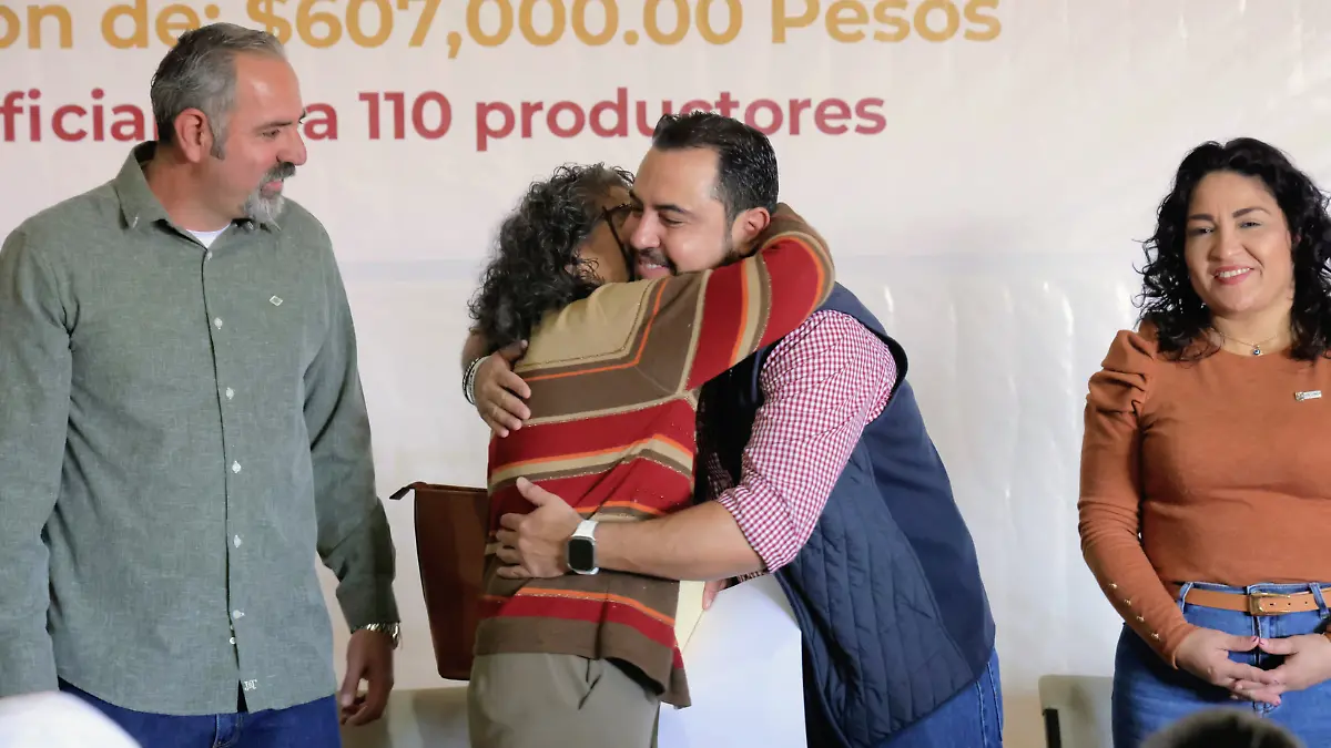 entrega de apoyos a productores cabenos