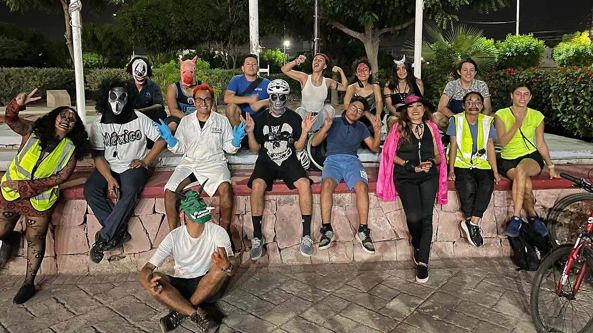 ciclistas se reúnen en rodada nocturna