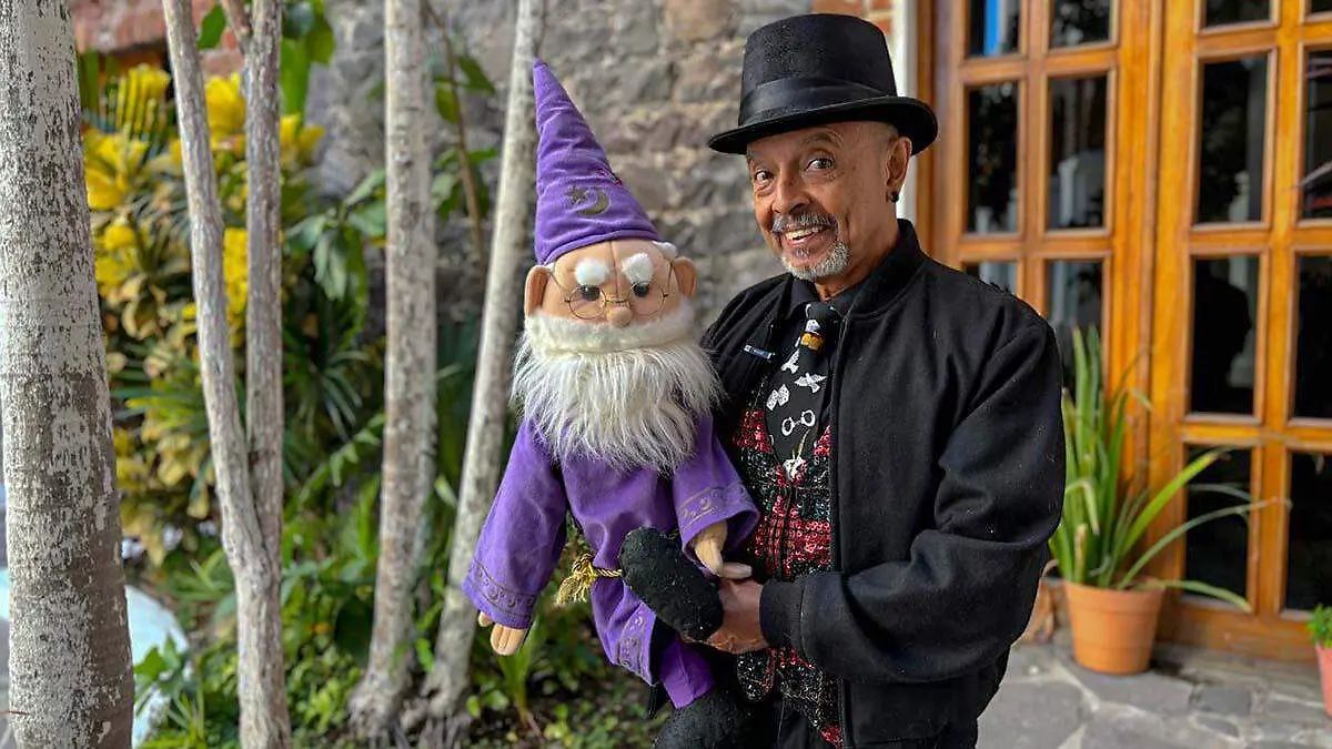 Mago Cu con su botarga