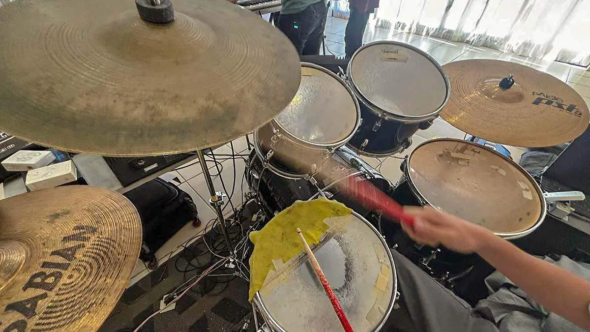 Bateriasta tocando en vivo