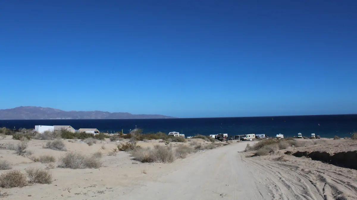 campers motorhome dejan basura en playas de la paz