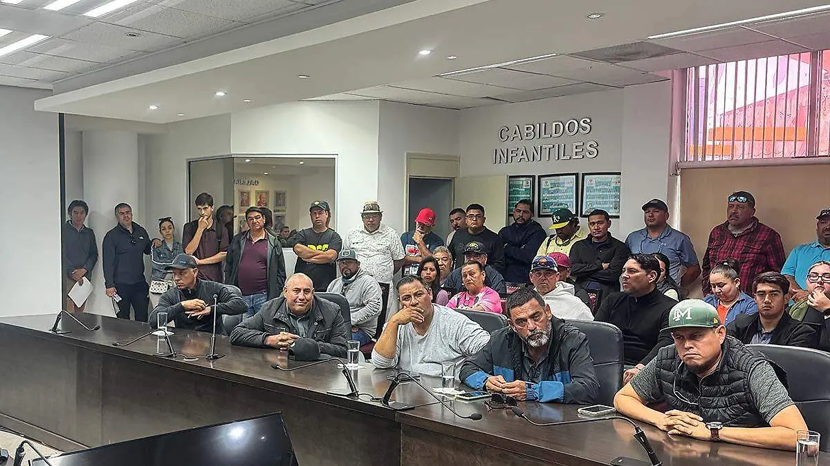 turoperadores en sala de cabildo