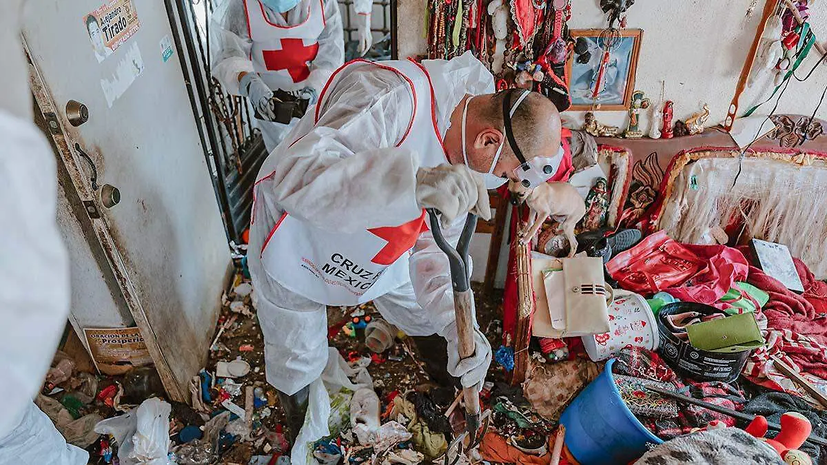 Cruz Roja remueve acumulacion de objetos en vivienda