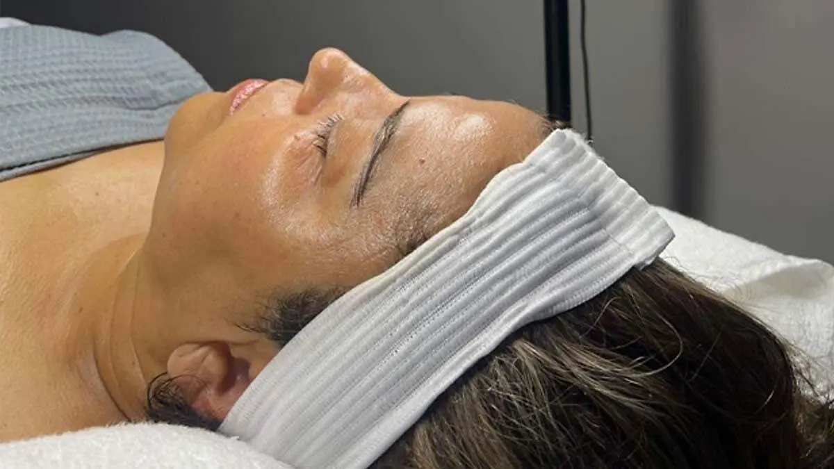 mujer recibiendo un tratamiento facial