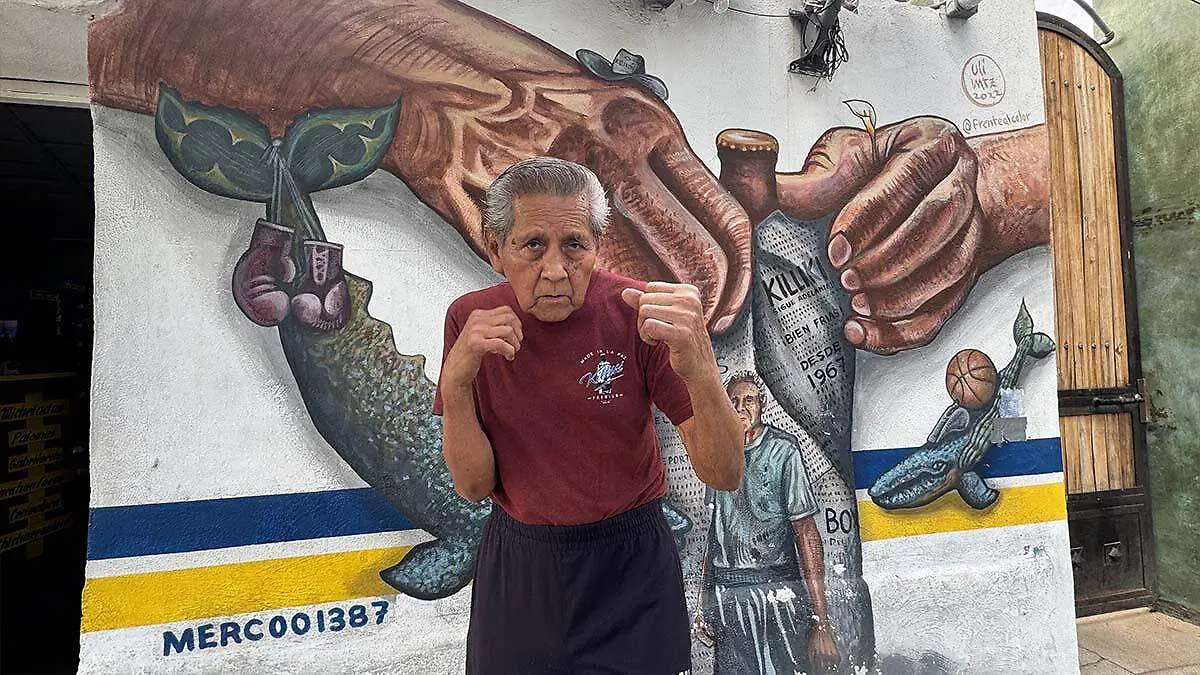 El Killiki posando en guardia de boxeo