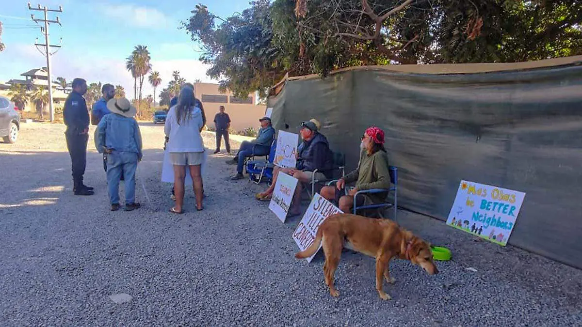 Extranjeros manifestándose en vía pública