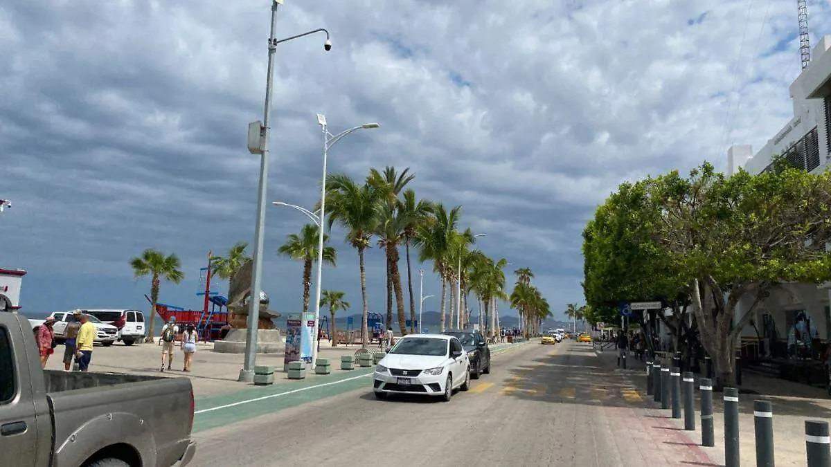 cielo nublado en el malecon de la paz