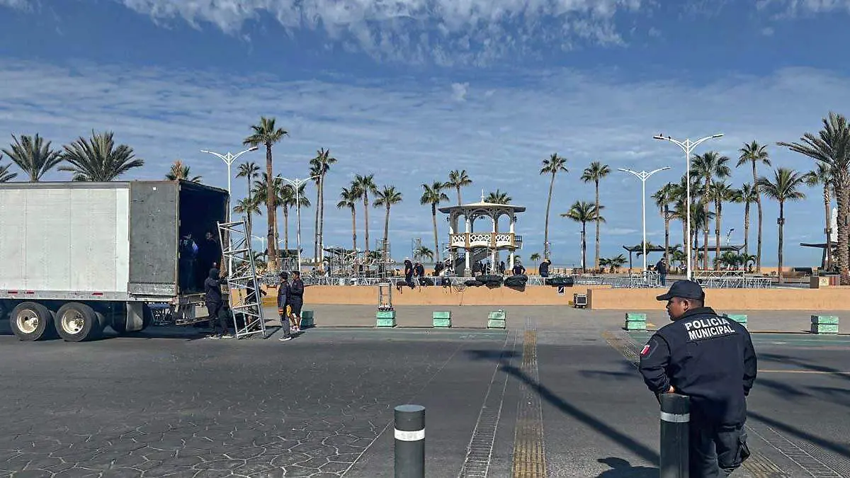 Instalación de templete principal del carnaval en kiosko del malecón
