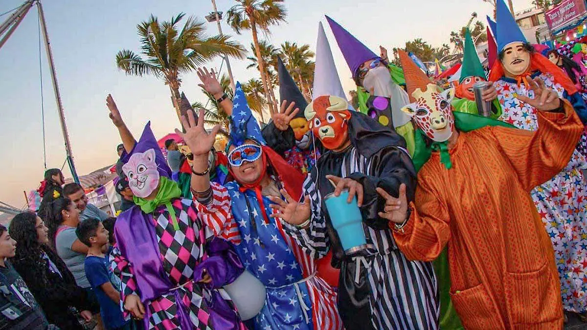 mascaritas desfilando en comparsa