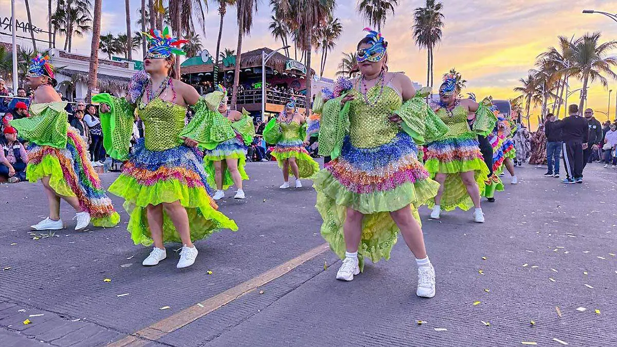que tan grande es el contingente del desfile