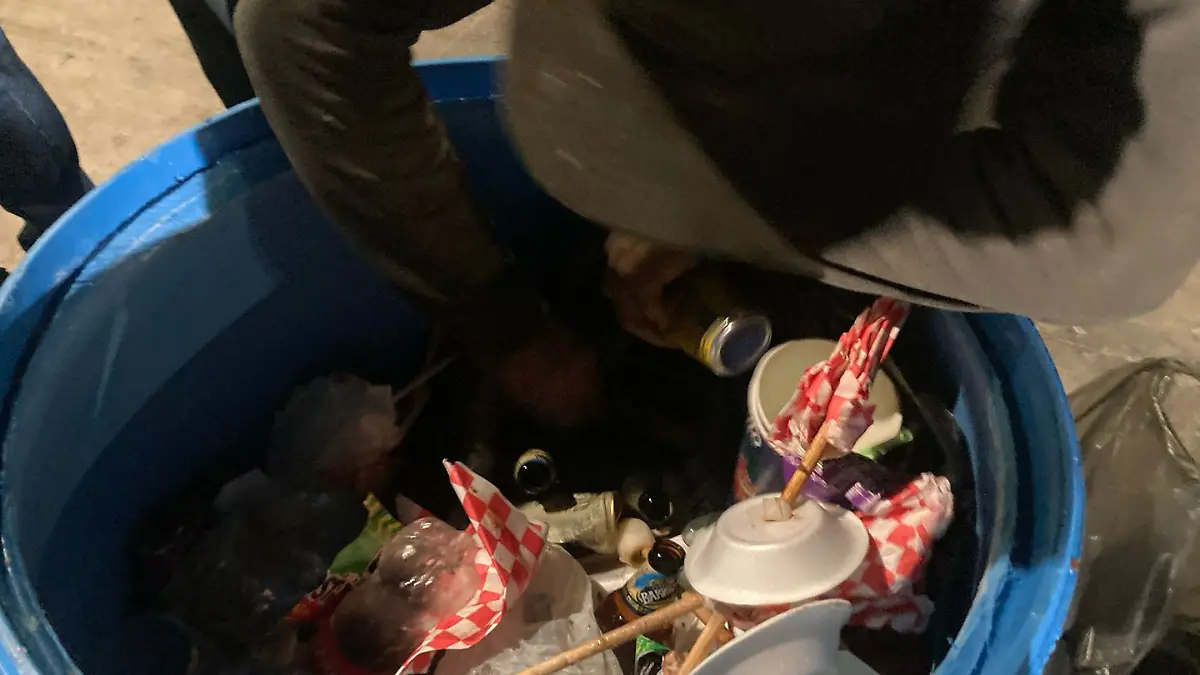 recogen latas en carnaval