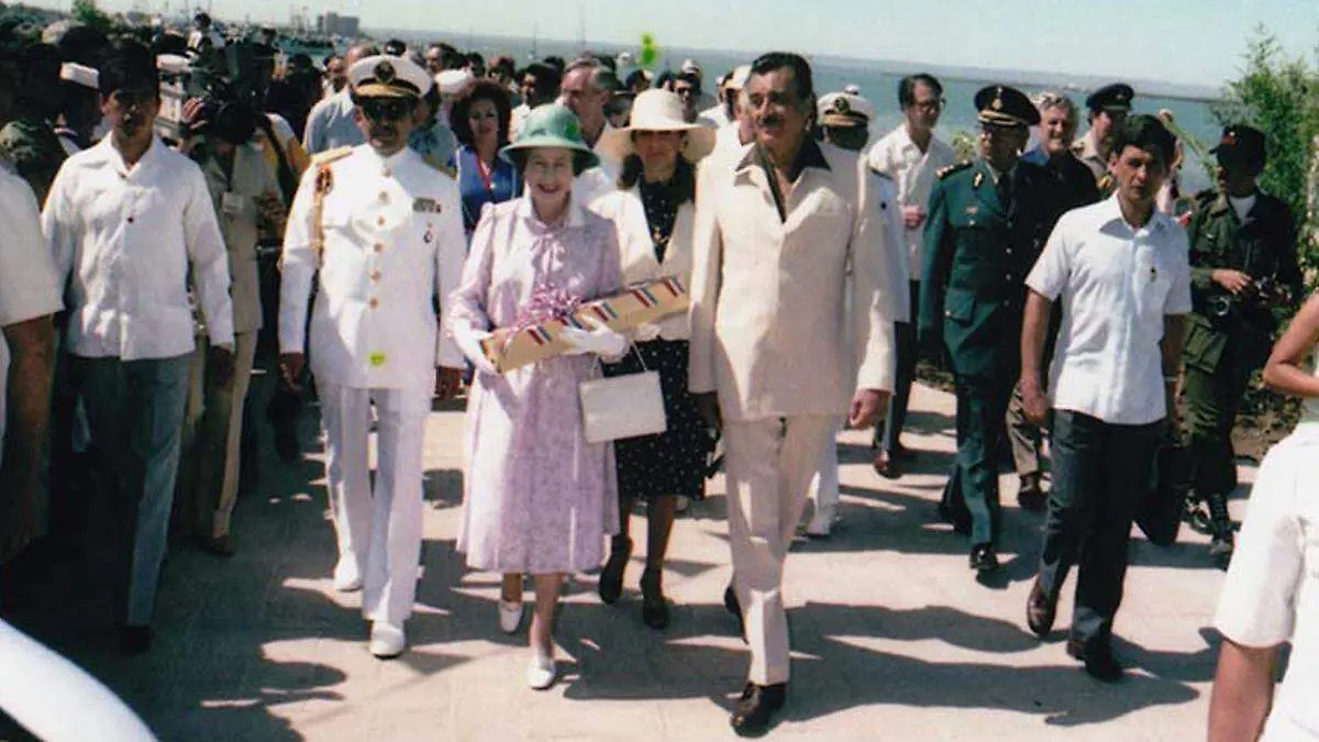 Reina Isabel con gobernador en La Paz
