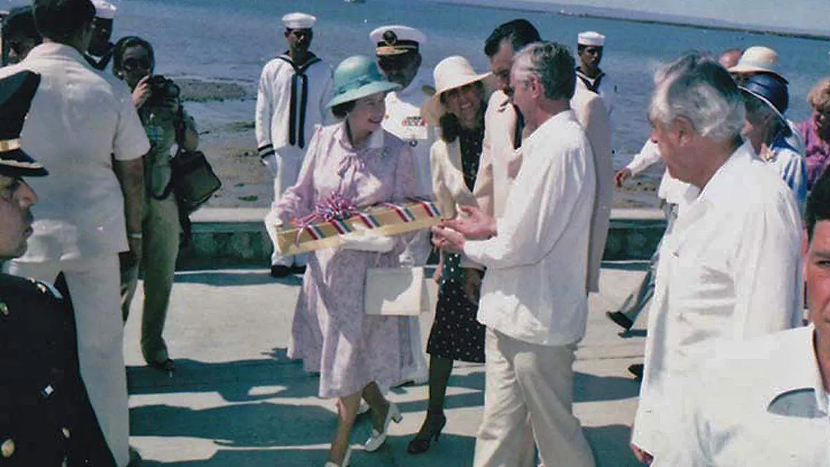 Reina Isabel recibe regalos en La Paz