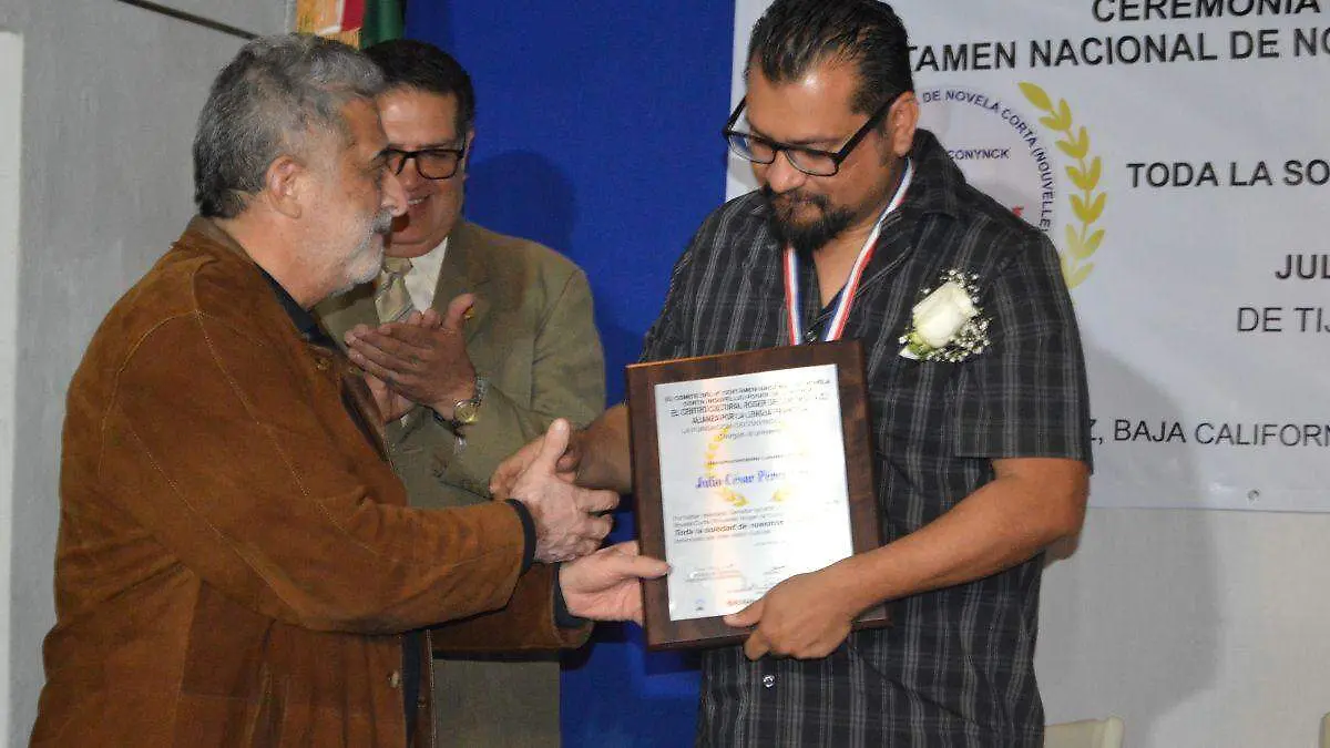 entrega de reconocimiento a escritor