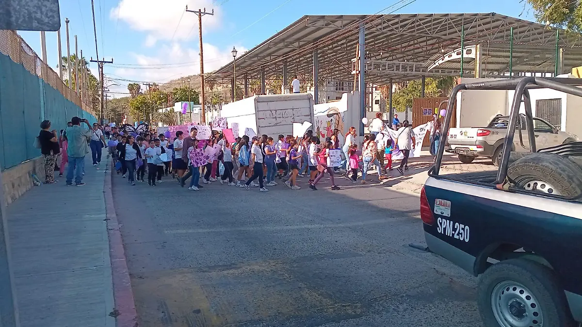 En Los Barriles también marcharon estudiantes