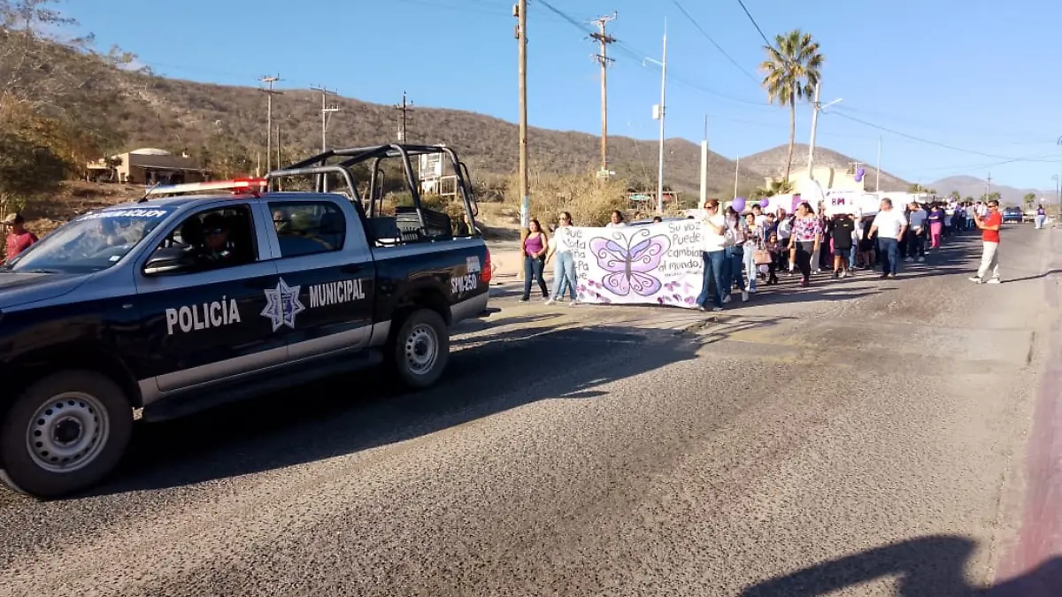 marchas de estudiantes y profesores en diferentes comunidades de Baja California Sur