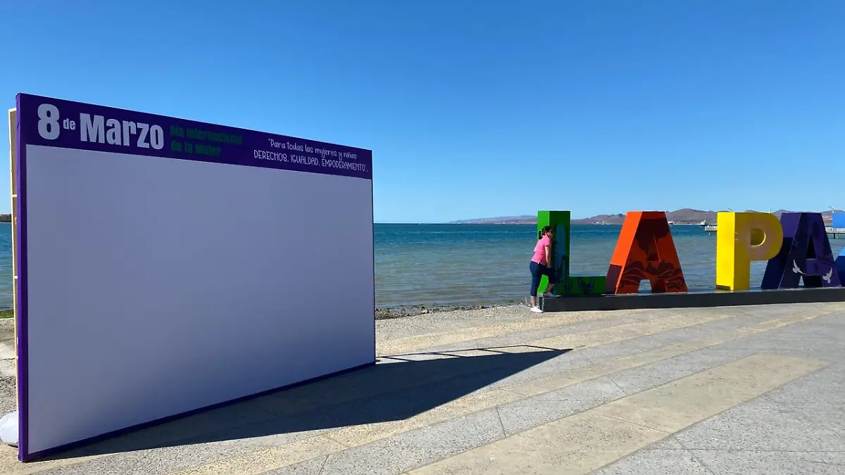 Manifestación de mujeres en La Paz exige justicia por feminicidios y violencia vicaria