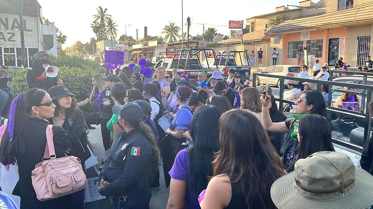 policias en pie del lucha en el 8m