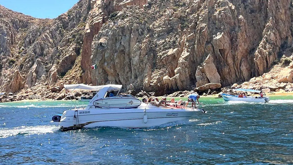 paseo en yate a turistas spring breakers en los cabos