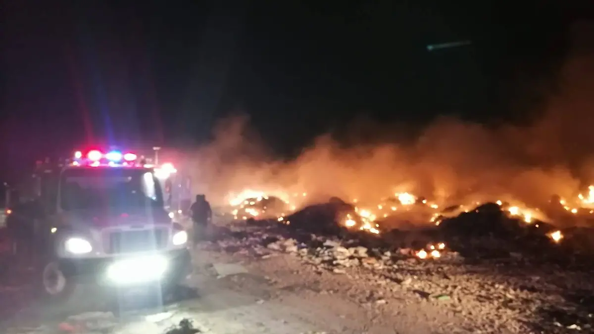 Elementos de emergencia combaten incendio en basurero de La Paz