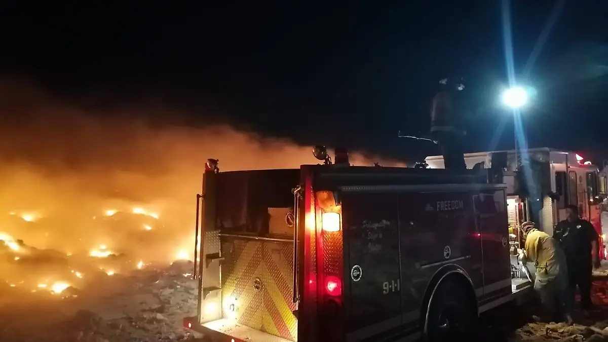 Bomberos buscan sofocar incendio en relleno sanitario de La Paz antes de que se reactive