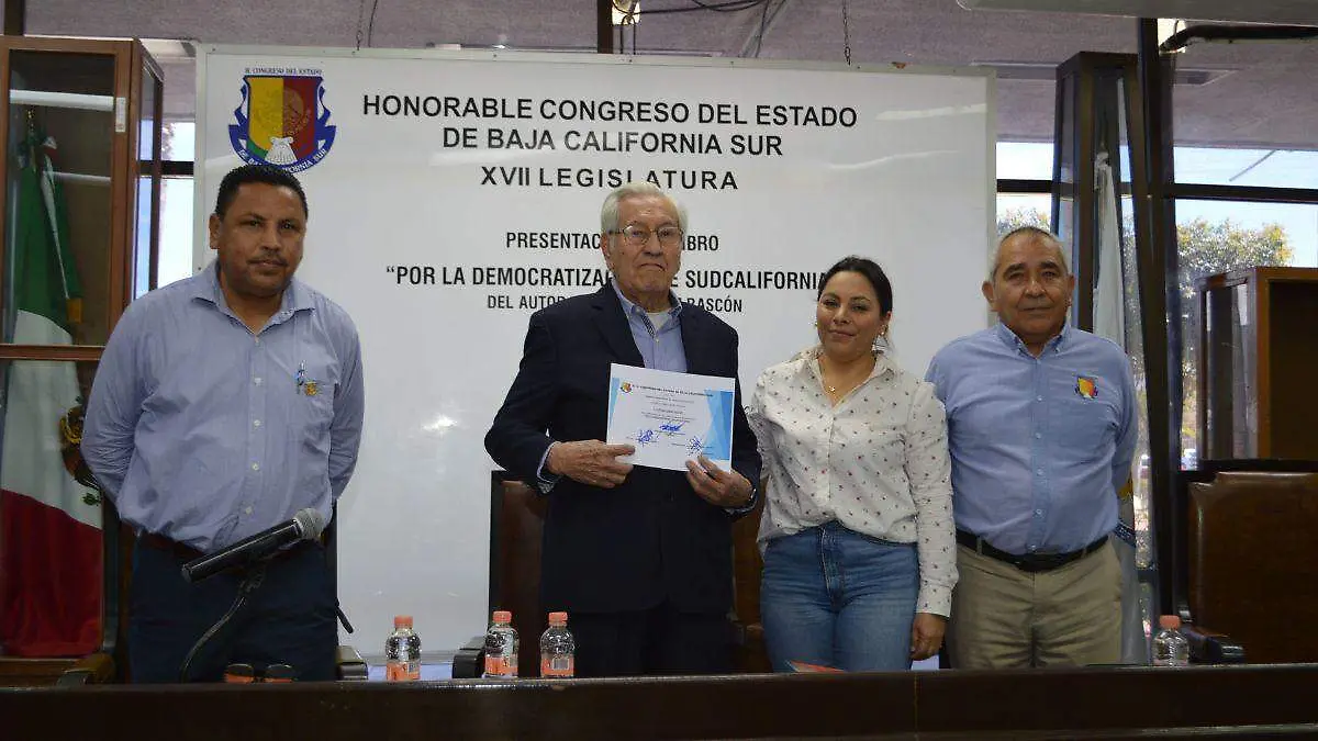 el exdiputado eleazar gamez rascón da a conocer su libro sobre la historia contemporánea de sudcalifornia