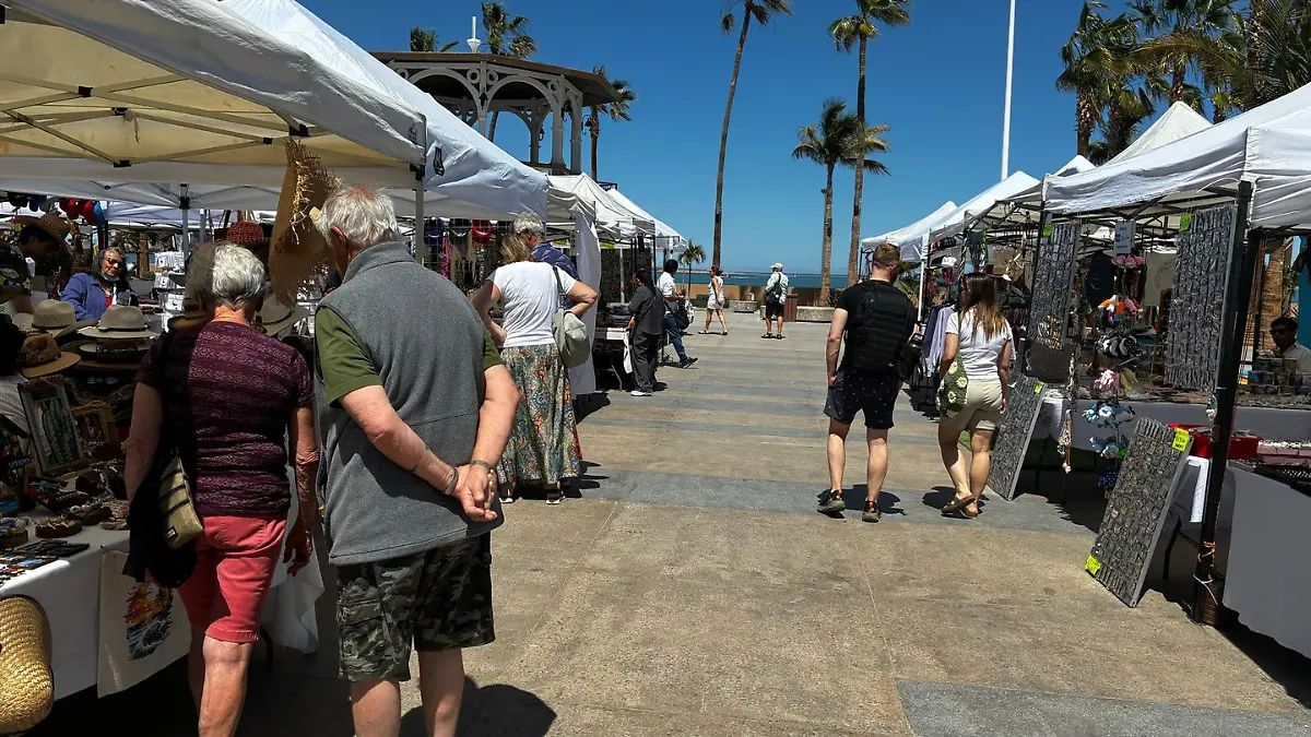 Turistas de crucero en bazar de artesanos la paz 3