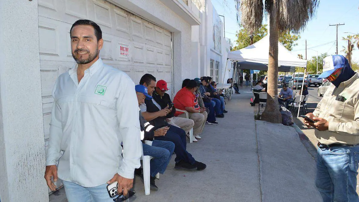 UNA CADENA DE TRABAJADORES de sapaIMPIDE