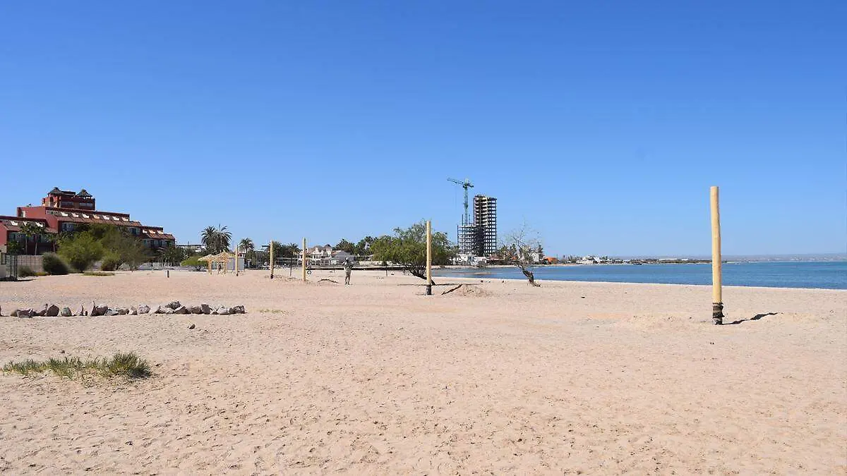 playa la posada con palapas