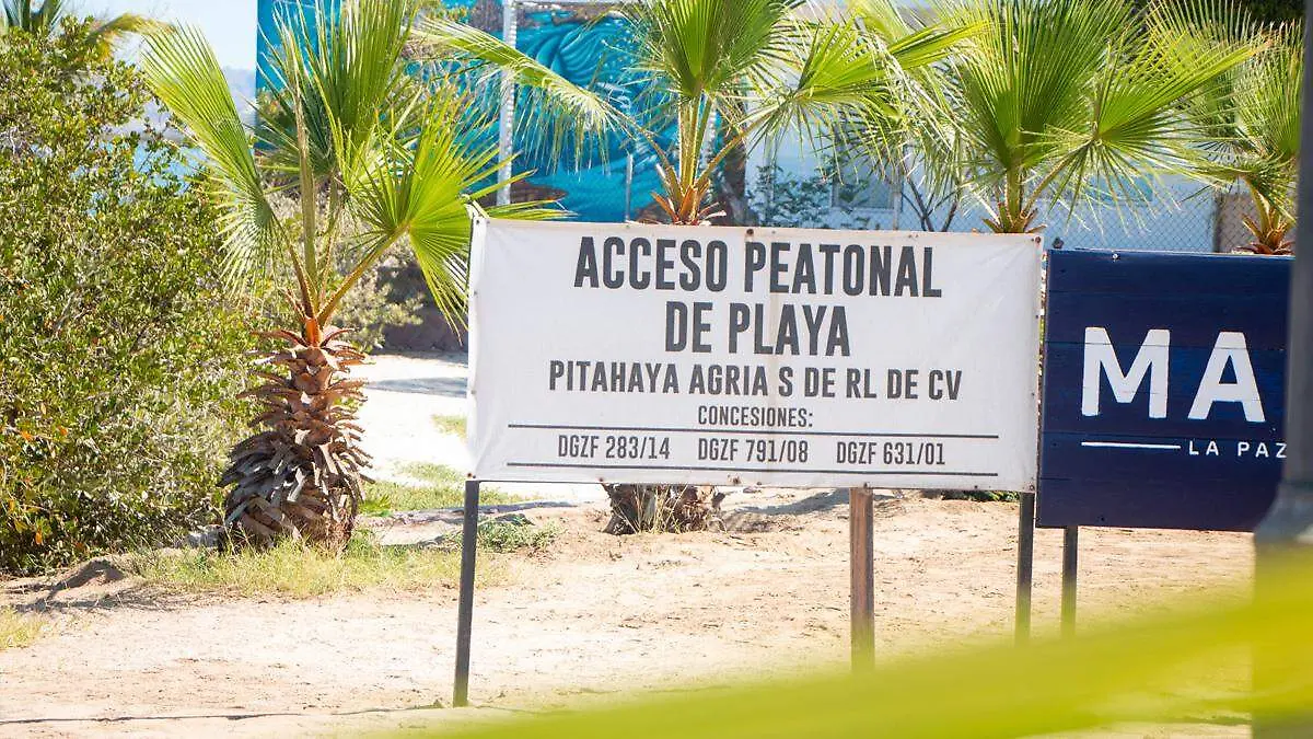 acceso peatonal a la playa de la paz