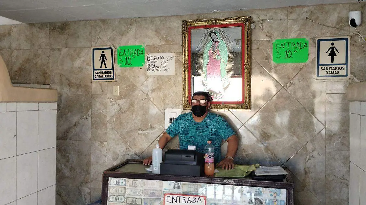 Así son los baños públicos con regadera que llevan 39 años en La Paz