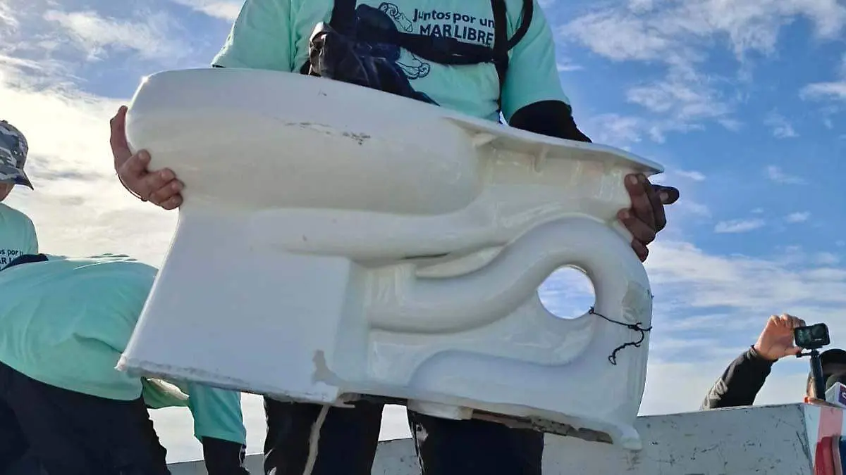 que otras cosas se encuentran en las playas de la paz