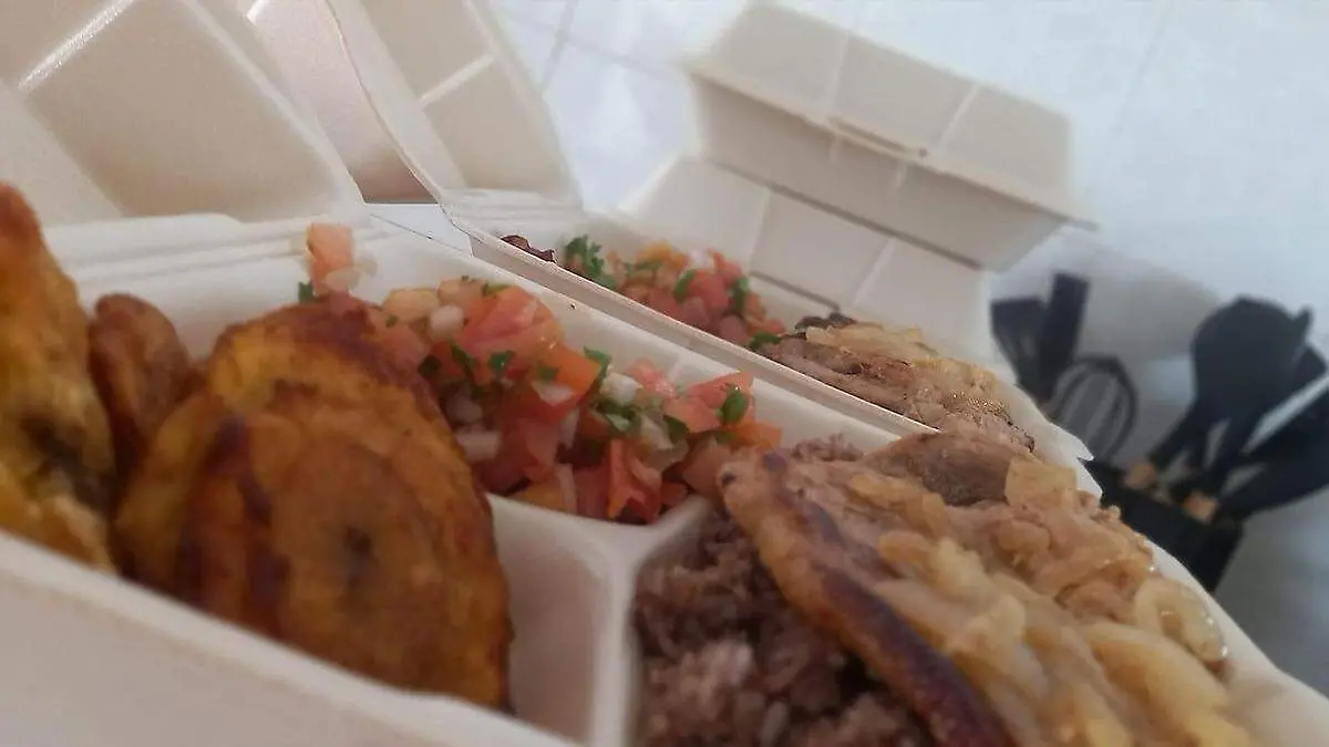 Madre migrante vende comida casera para sostener a su hijo y estudiar