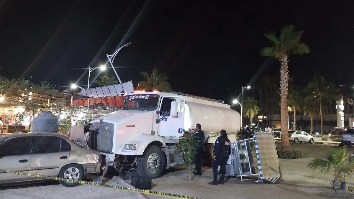 Hombre ayuda a mujer herida tras choque de pipa en La Paz