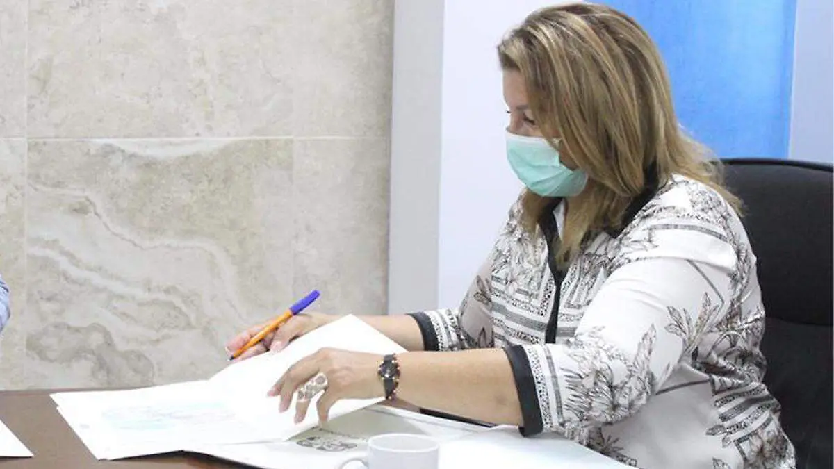 rosalva cuadras INVI firmando