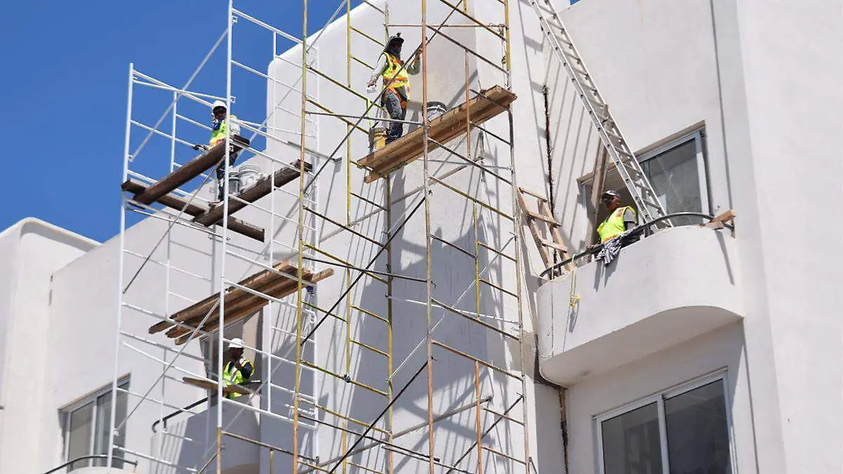 trabajadores en construccion bcs