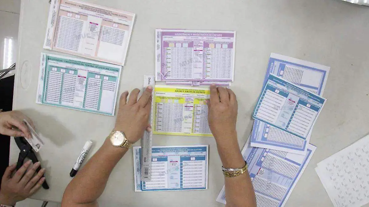 cuanto le pagan a un escrutador