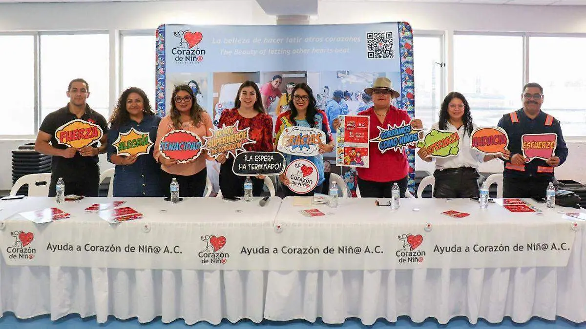 Superhéroes de Corazón se preparan para correr en el malecón de La Paz