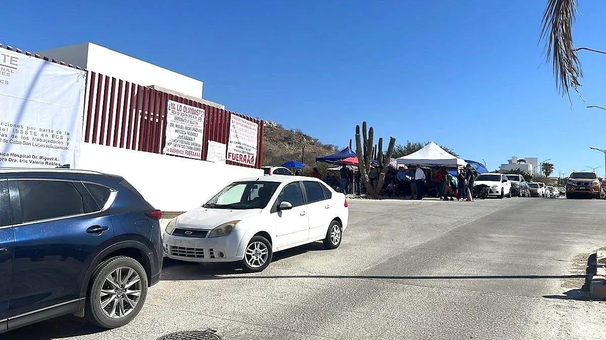 manifestacion en el hospital del issste en cabo san lucas