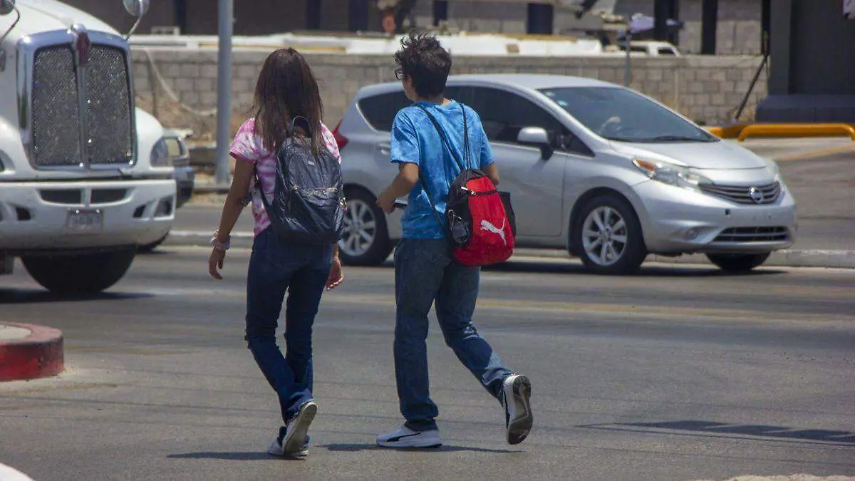 estudiantes-universitarios-cruzando-calles-uabcs-carrera