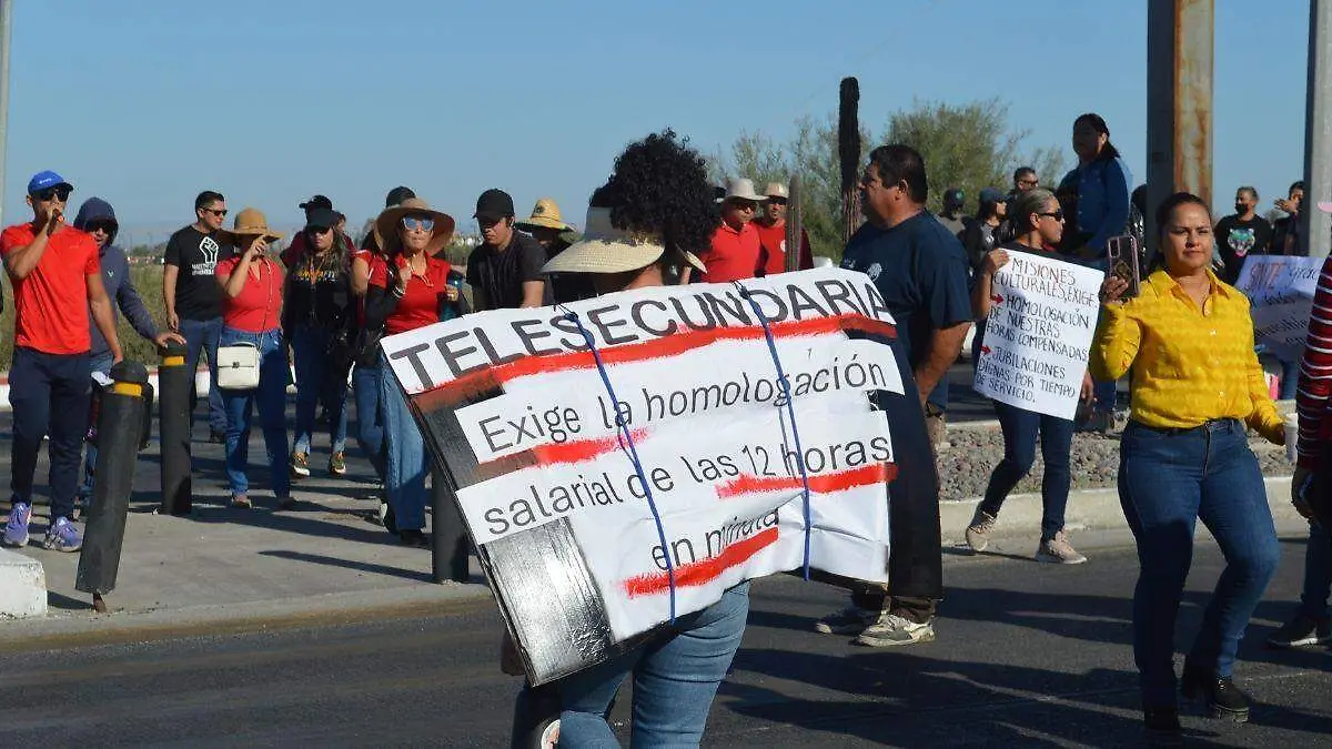 maestros protestan en la paz para exigir pensiones y salarios justos