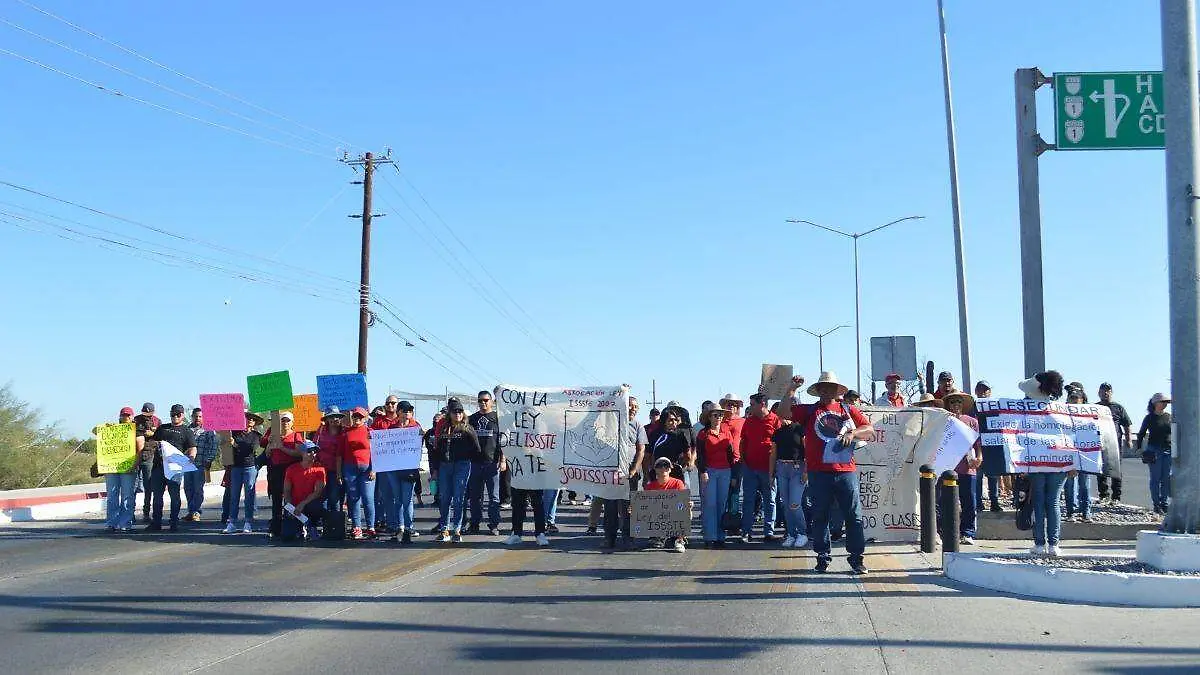 telesecundarias reclaman pago justo y plazas en manifestacion en la paz